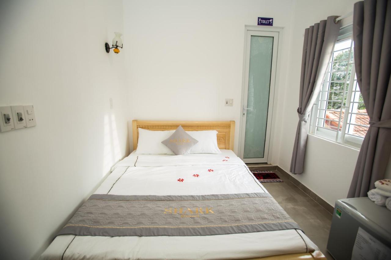 Shark Homestay Hue Bagian luar foto